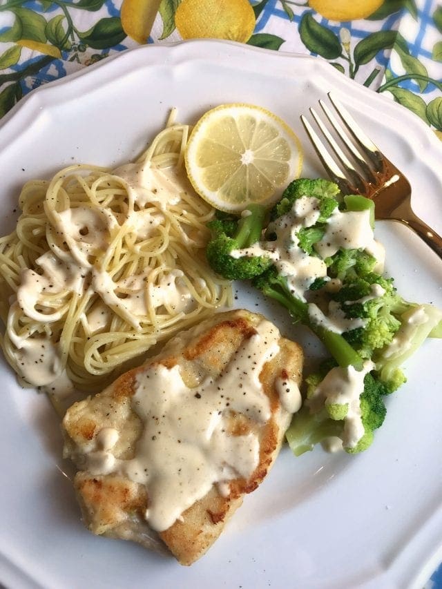 This Lemon Chicken Scallopini is one recipe in this week's free Meal Planning Mommies dinner meal plan - Weight Watchers FreeStyle Smart Points are included!