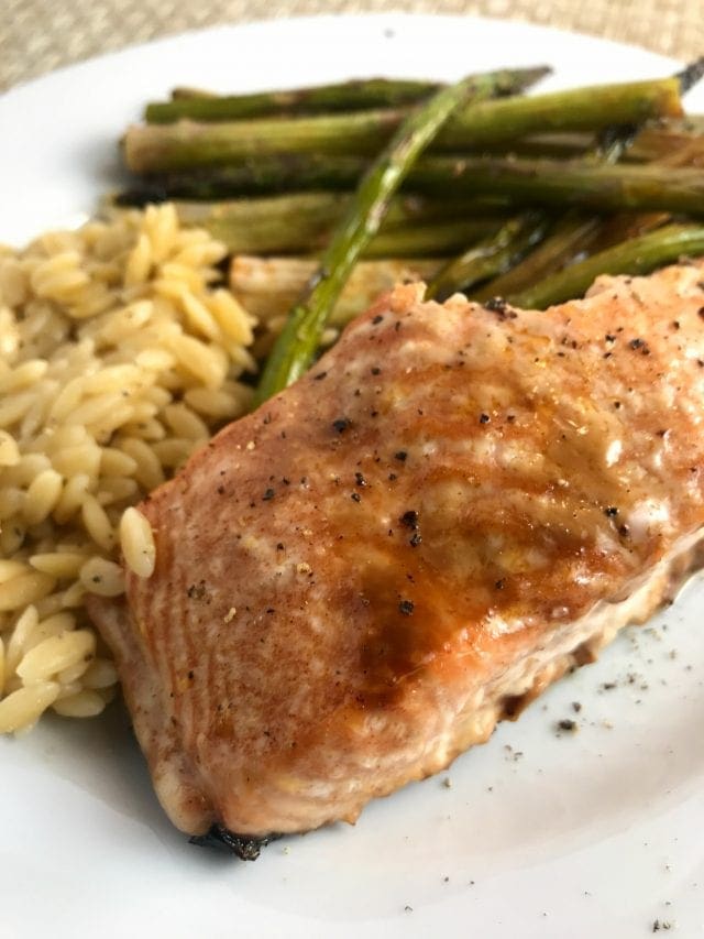 This Garlic Brown Sugar Salmon and Asparagus on Meal Planning Mommies is over the top delicious! Just 3 WW FreeStyle Smart Points per serving. 