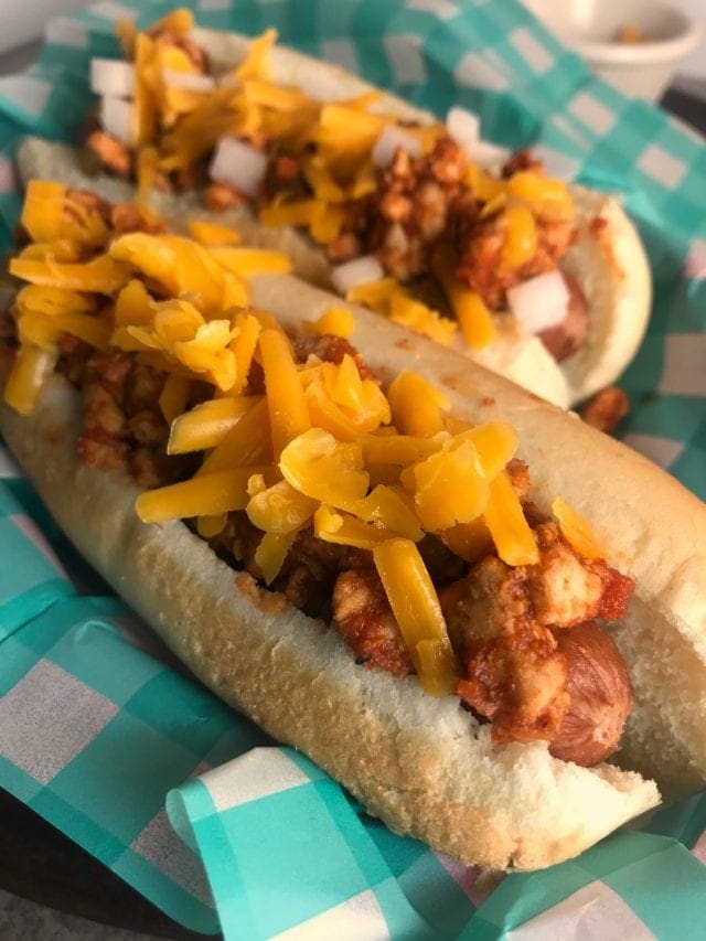 These yummy laid-back chili cheese dogs are just 5 WW FreeStyle Smart Points each - YUM! -Meal Planning Mommies