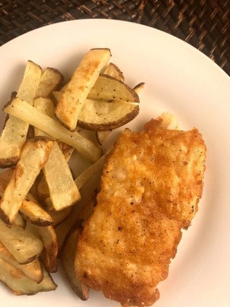 Healthy battered fish and chips on Meal Planning Mommies - Just 6 WW FreeStyle SmartPoints per serving!