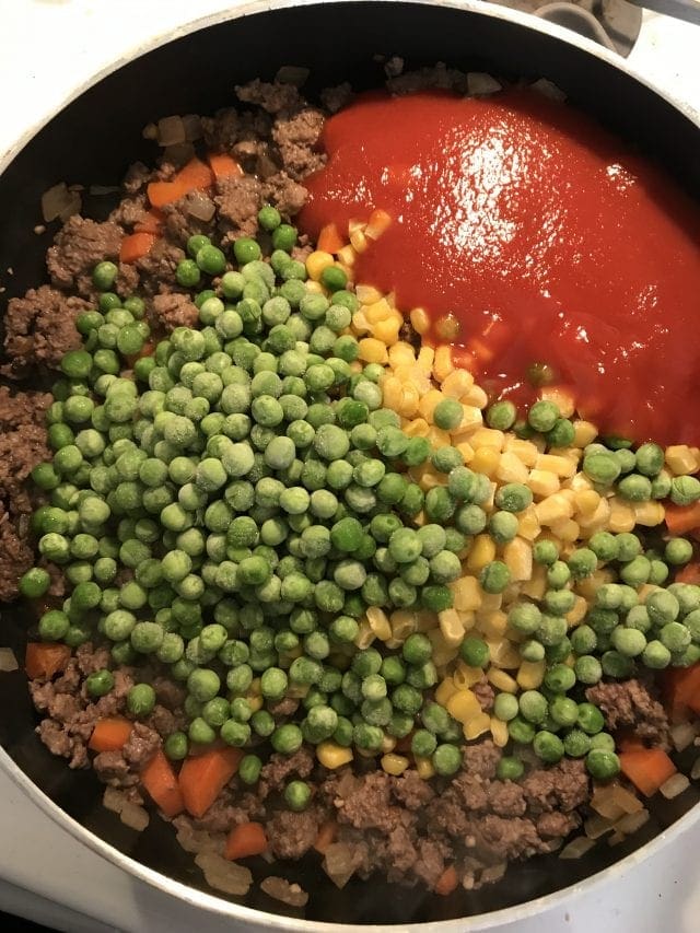 Simple ingredients for a great shepherd's pie - lean ground beef, carrots, peas, corn, tomato sauce, garlic & herb seasoning, onions, etc.