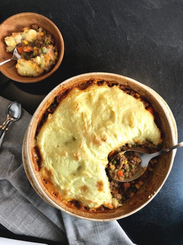 Simple and delicious shepherd's pie on Meal Planning Mommies.