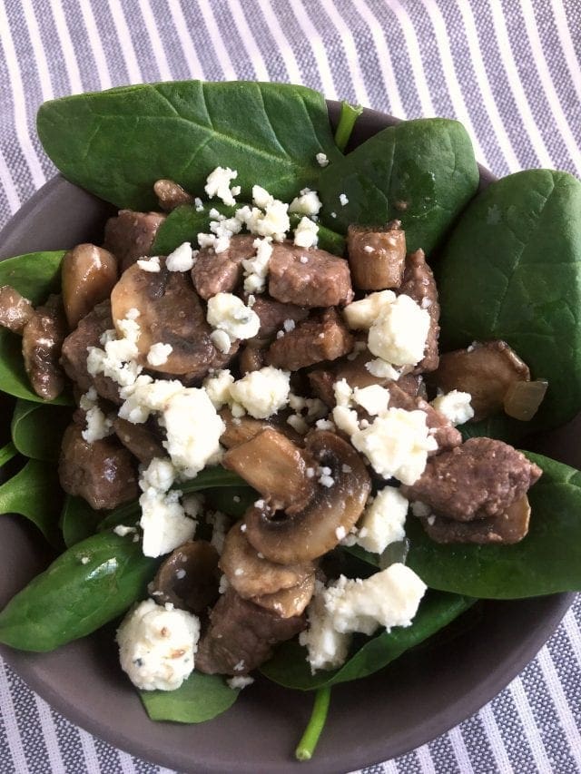 Steak Mushroom and Blue Cheese Salad for the free WW (formerly Weight Watchers) meal plan with FreeStyle SmartPoints. Printable grocery list included.